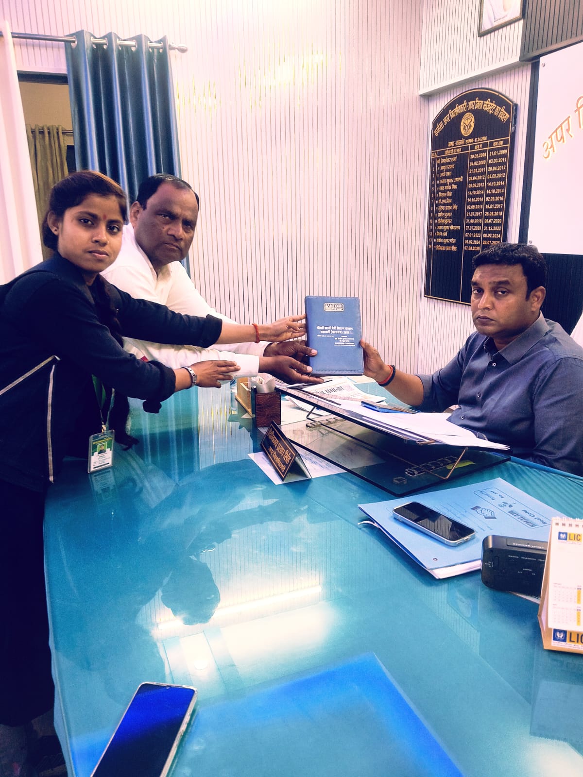 अपर जिलाधिकारी को डायरी भेंट