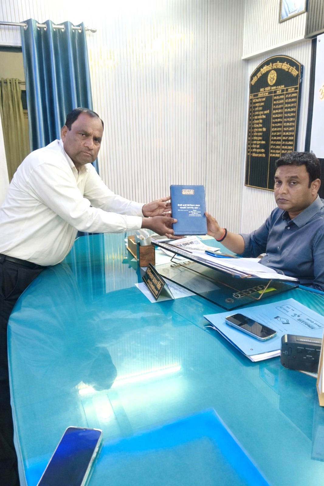 अपर जिलाधिकारी दिग्विजय प्रताप सिंह को डायरी भेंट